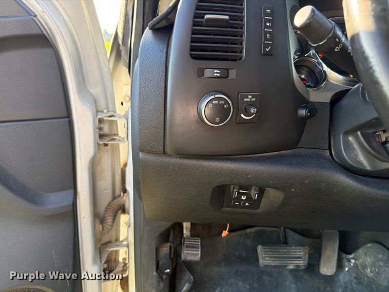 image for item FT7539 2011 GMC Sierra 2500HD Crew Cab pickup truck