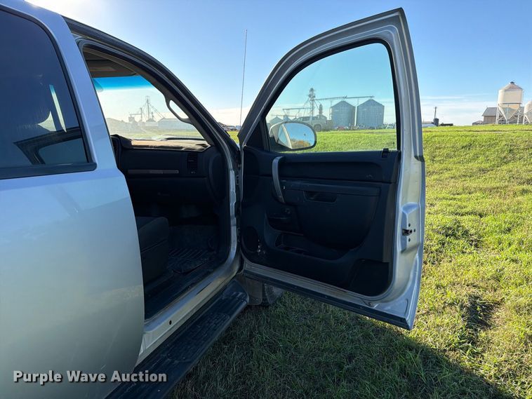 image for item FT7539 2011 GMC Sierra 2500HD Crew Cab pickup truck