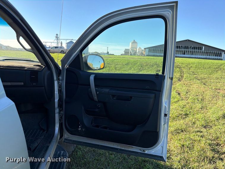 image for item FT7539 2011 GMC Sierra 2500HD Crew Cab pickup truck