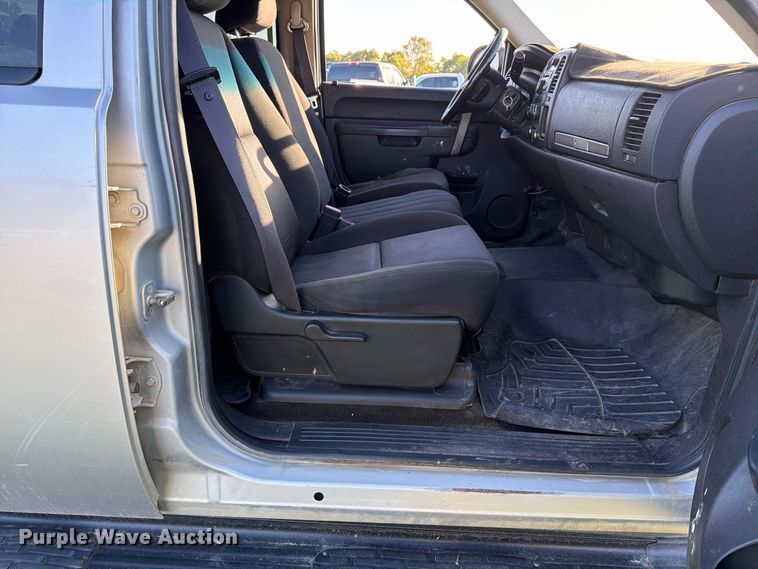 image for item FT7539 2011 GMC Sierra 2500HD Crew Cab pickup truck