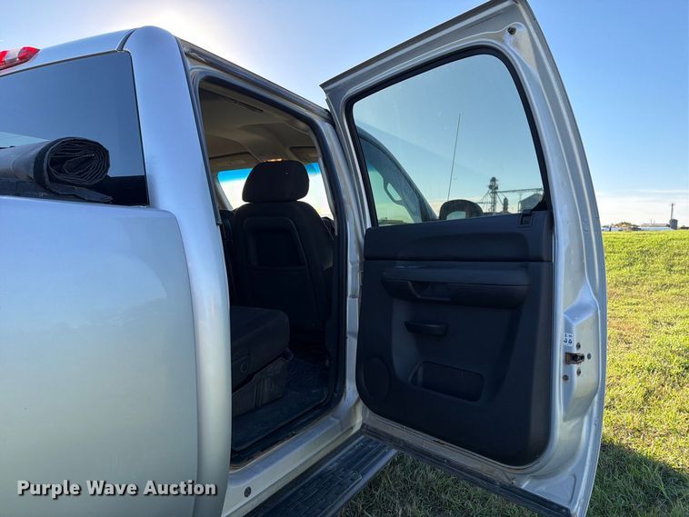 image for item FT7539 2011 GMC Sierra 2500HD Crew Cab pickup truck