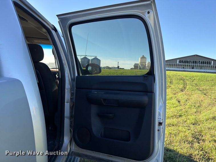 image for item FT7539 2011 GMC Sierra 2500HD Crew Cab pickup truck