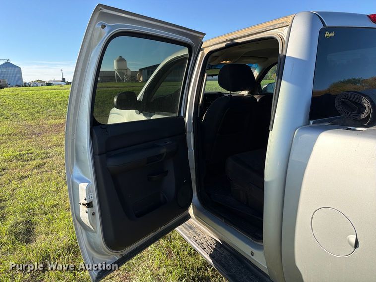 image for item FT7539 2011 GMC Sierra 2500HD Crew Cab pickup truck