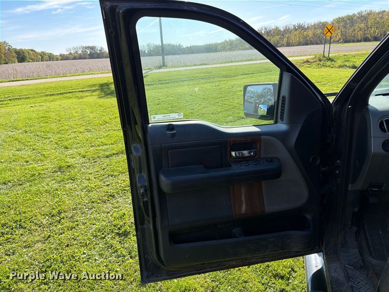 image for item FT7555 2004 Ford F150 Crew Cab pickup truck