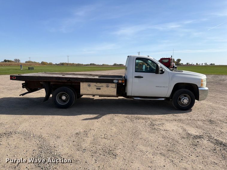 image for item FT7557 2007 Chevrolet Silverado 3500HD flatbed truck