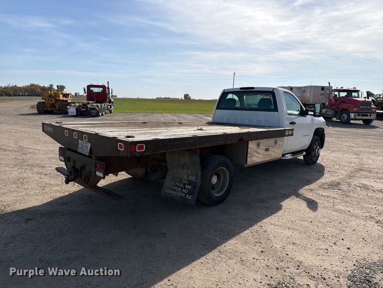 image for item FT7557 2007 Chevrolet Silverado 3500HD flatbed truck