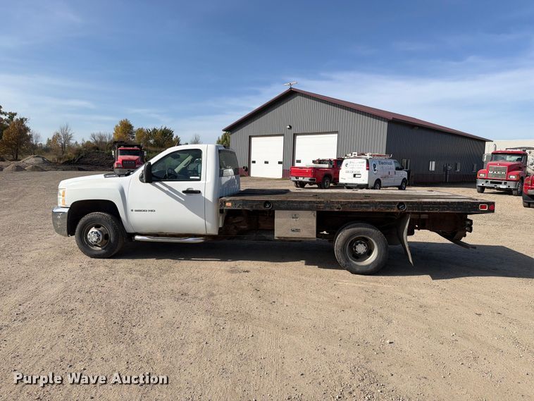 image for item FT7557 2007 Chevrolet Silverado 3500HD flatbed truck