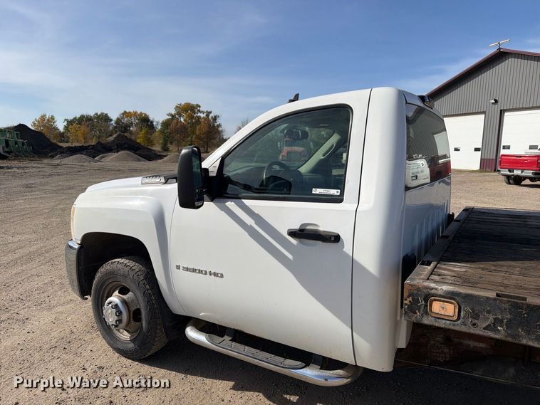 image for item FT7557 2007 Chevrolet Silverado 3500HD flatbed truck