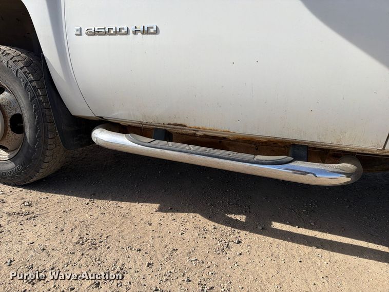 image for item FT7557 2007 Chevrolet Silverado 3500HD flatbed truck