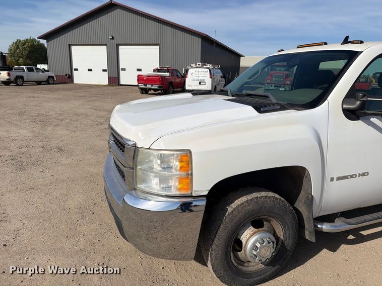 image for item FT7557 2007 Chevrolet Silverado 3500HD flatbed truck