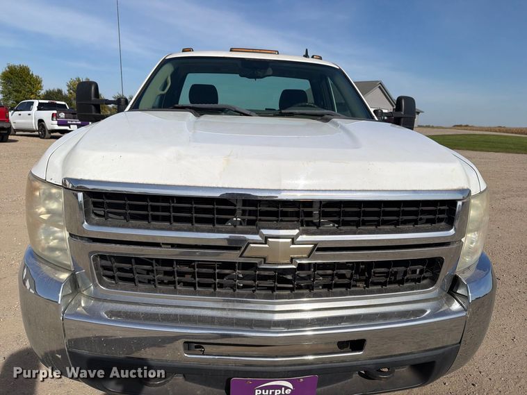 image for item FT7557 2007 Chevrolet Silverado 3500HD flatbed truck