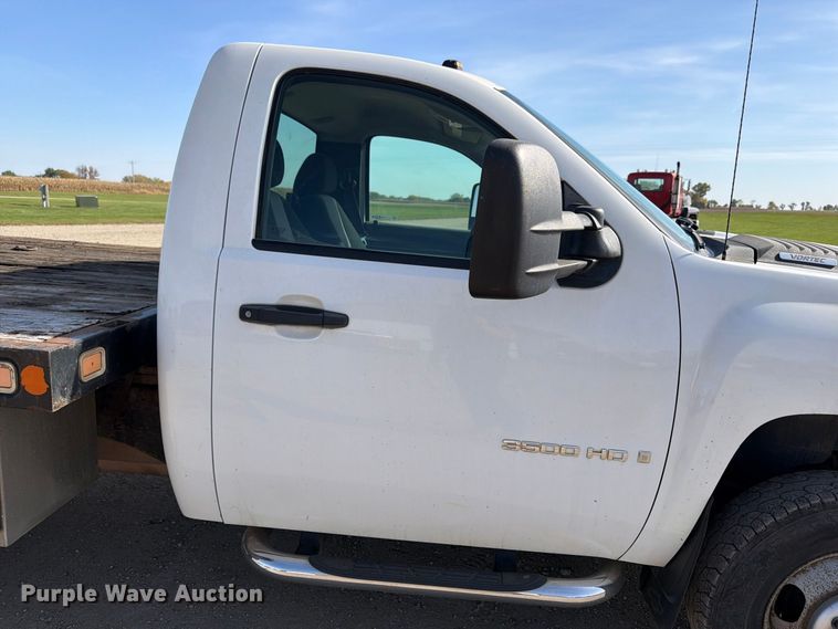 image for item FT7557 2007 Chevrolet Silverado 3500HD flatbed truck