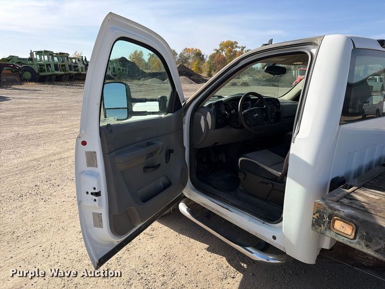 image for item FT7557 2007 Chevrolet Silverado 3500HD flatbed truck