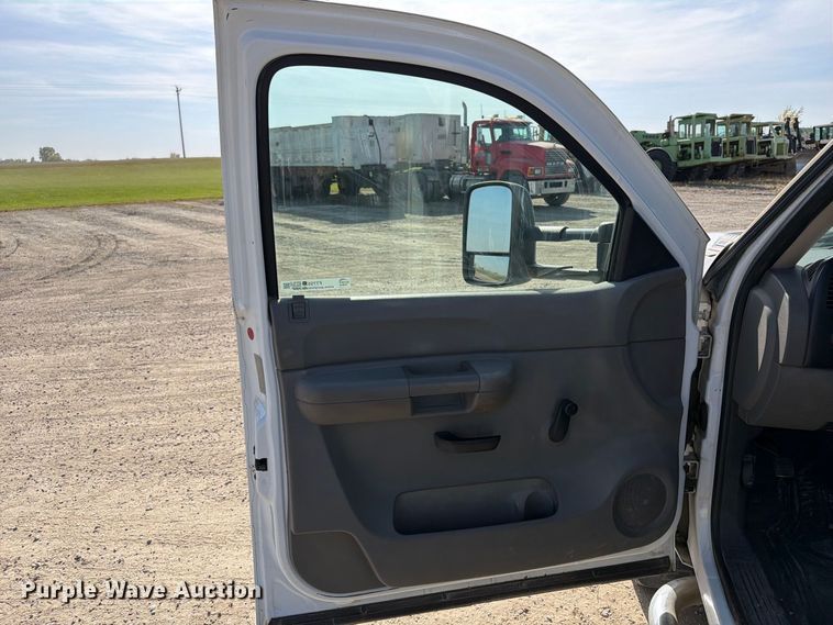 image for item FT7557 2007 Chevrolet Silverado 3500HD flatbed truck