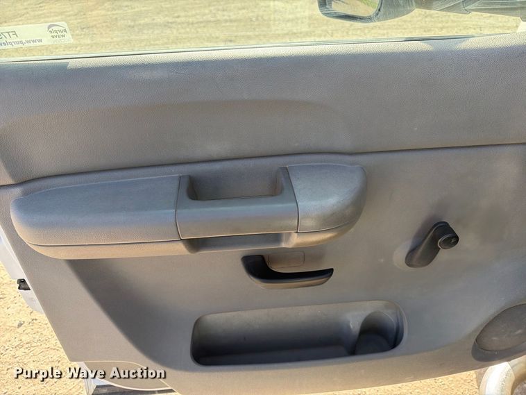 image for item FT7557 2007 Chevrolet Silverado 3500HD flatbed truck