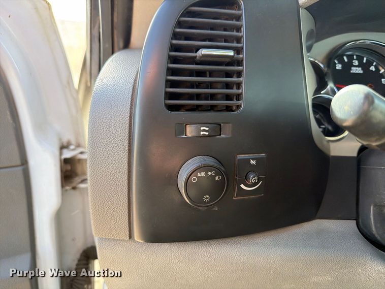 image for item FT7557 2007 Chevrolet Silverado 3500HD flatbed truck