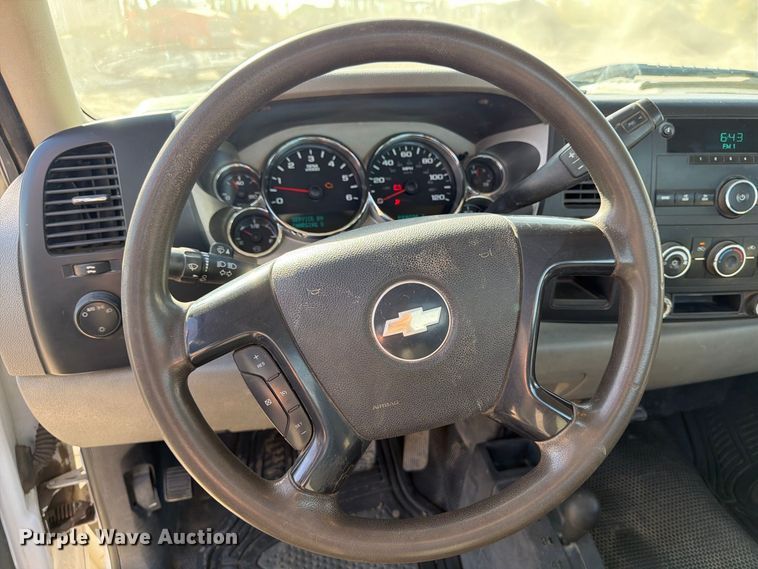 image for item FT7557 2007 Chevrolet Silverado 3500HD flatbed truck