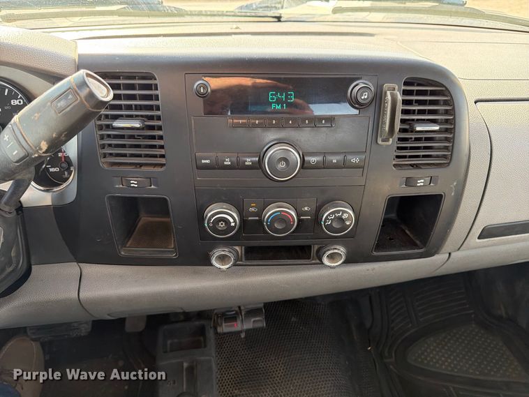 image for item FT7557 2007 Chevrolet Silverado 3500HD flatbed truck