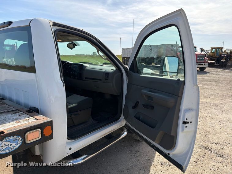 image for item FT7557 2007 Chevrolet Silverado 3500HD flatbed truck