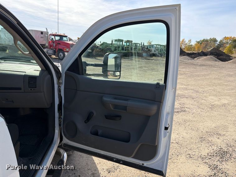 image for item FT7557 2007 Chevrolet Silverado 3500HD flatbed truck