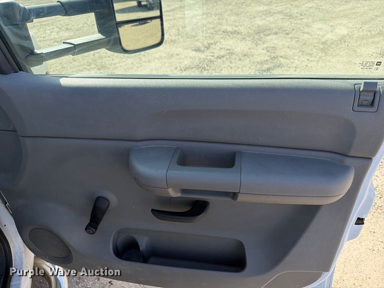 image for item FT7557 2007 Chevrolet Silverado 3500HD flatbed truck