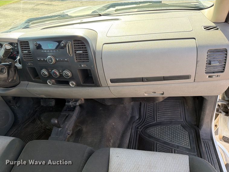 image for item FT7557 2007 Chevrolet Silverado 3500HD flatbed truck