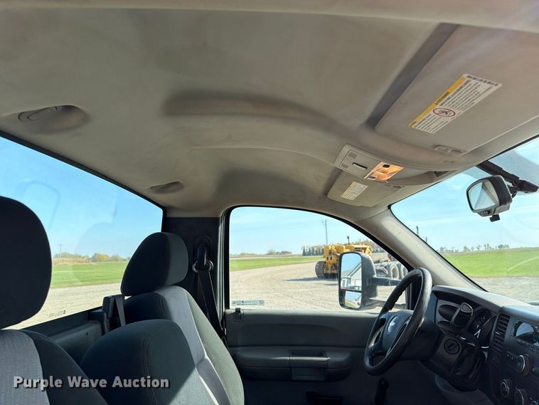 image for item FT7557 2007 Chevrolet Silverado 3500HD flatbed truck