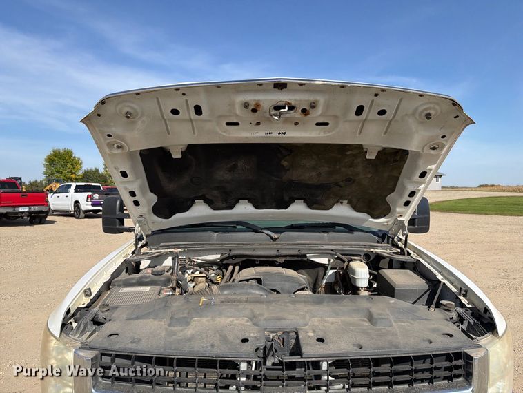 image for item FT7557 2007 Chevrolet Silverado 3500HD flatbed truck