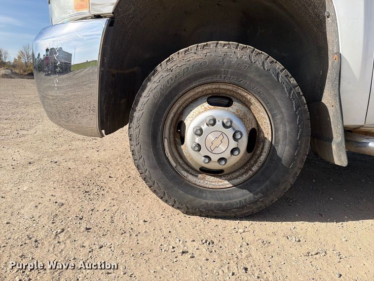 image for item FT7557 2007 Chevrolet Silverado 3500HD flatbed truck