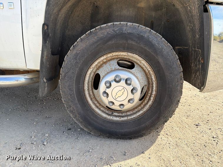 image for item FT7557 2007 Chevrolet Silverado 3500HD flatbed truck