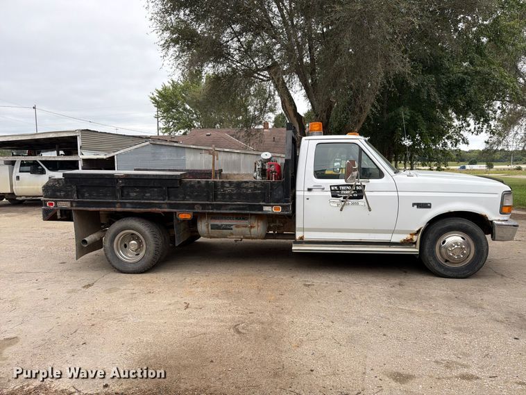 image for item FU4698 1996 Ford F350 flatbed pickup truck