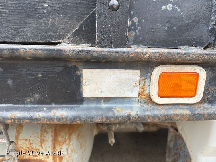 image for item FU4698 1996 Ford F350 flatbed pickup truck