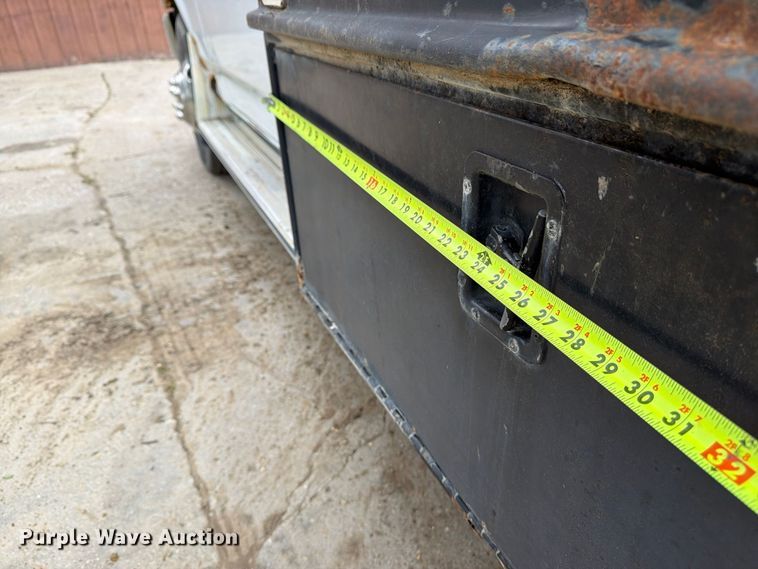 image for item FU4698 1996 Ford F350 flatbed pickup truck