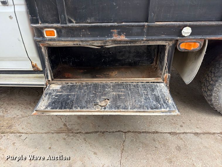 image for item FU4698 1996 Ford F350 flatbed pickup truck