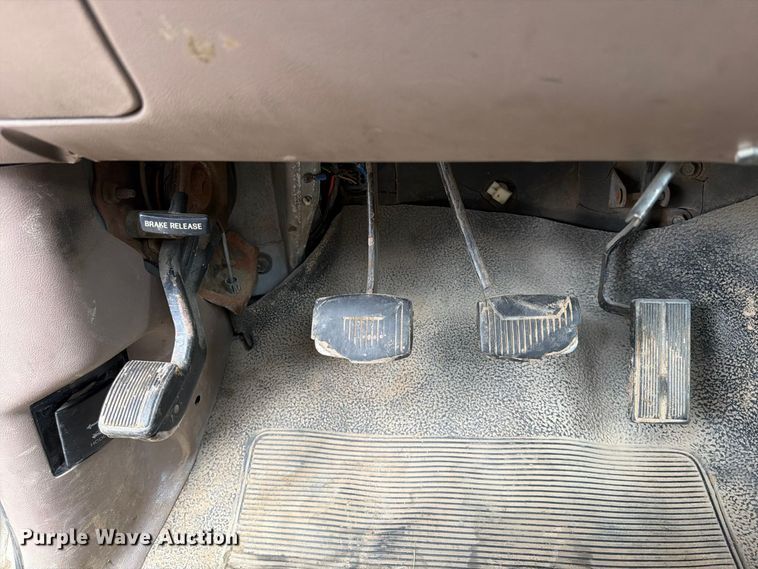 image for item FU4698 1996 Ford F350 flatbed pickup truck