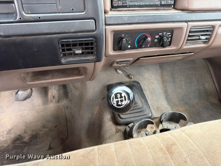 image for item FU4698 1996 Ford F350 flatbed pickup truck