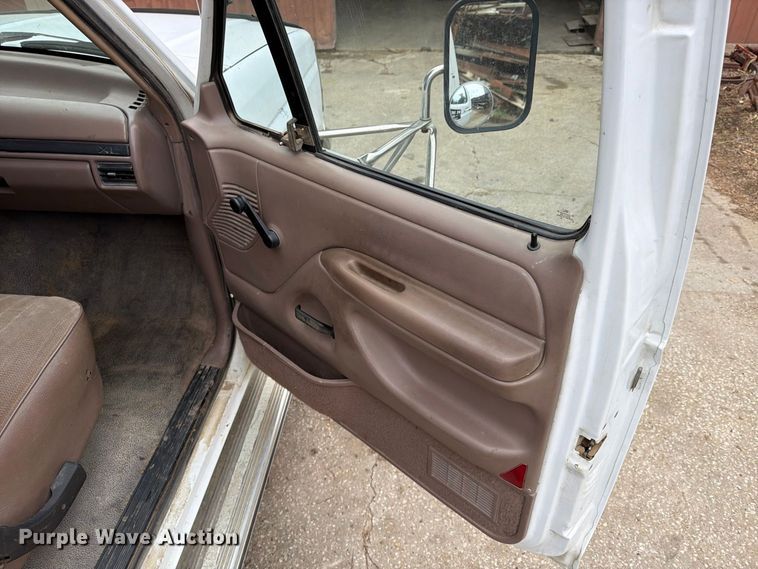 image for item FU4698 1996 Ford F350 flatbed pickup truck