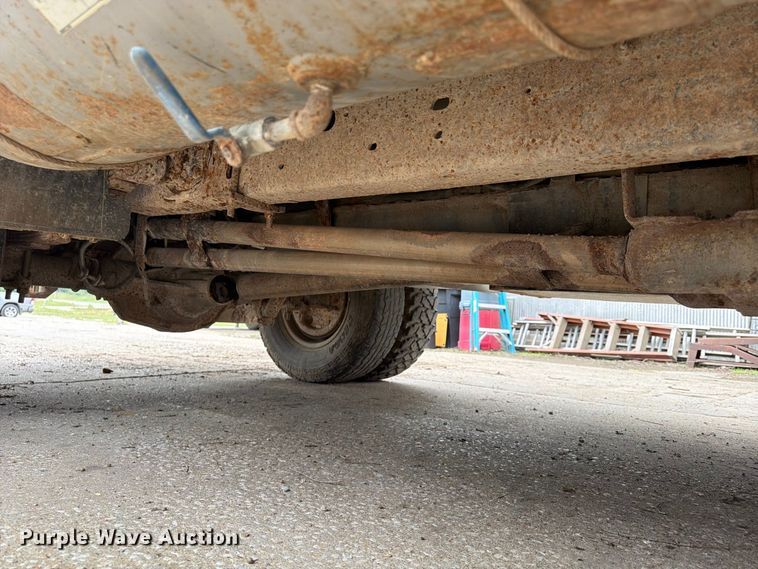 image for item FU4698 1996 Ford F350 flatbed pickup truck