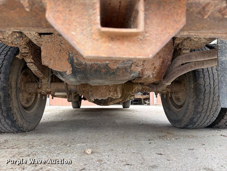 image for item FU4698 1996 Ford F350 flatbed pickup truck