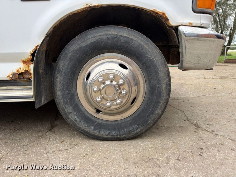 image for item FU4698 1996 Ford F350 flatbed pickup truck