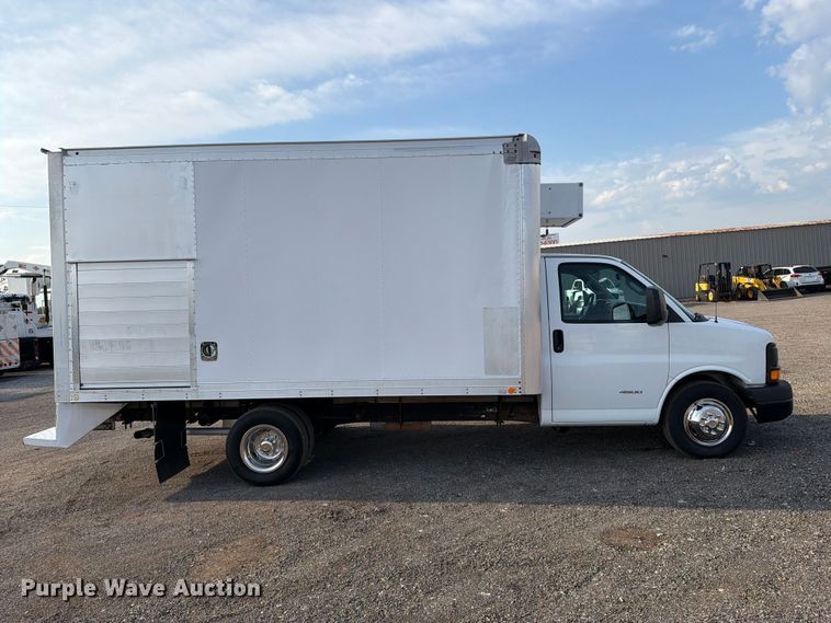 image for item FW3500 2016 Chevrolet Express 4500 box truck