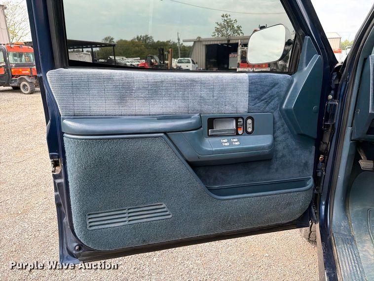 image for item FW3506 1993 Chevrolet C3500 Crew Cab pickup truck