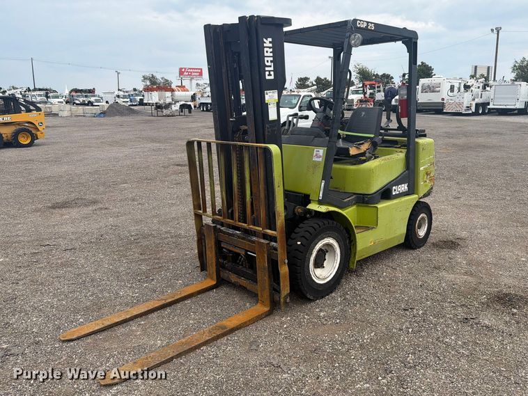 Clark CGP25 forklift