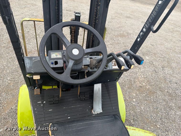 image for item FW3510 Clark CGP25 forklift