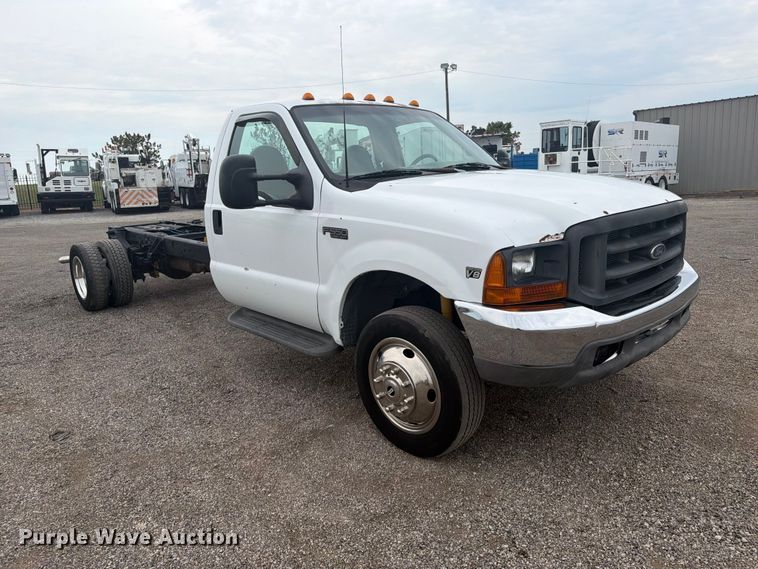image for item FW3511 1999 Ford F-550 Super Duty truck cab and chassis