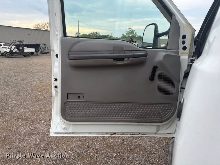 image for item FW3511 1999 Ford F-550 Super Duty truck cab and chassis