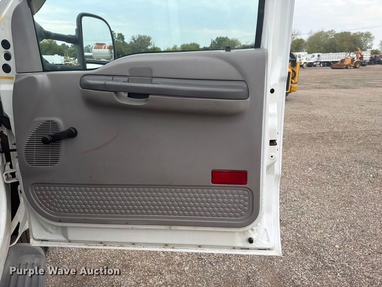 image for item FW3511 1999 Ford F-550 Super Duty truck cab and chassis