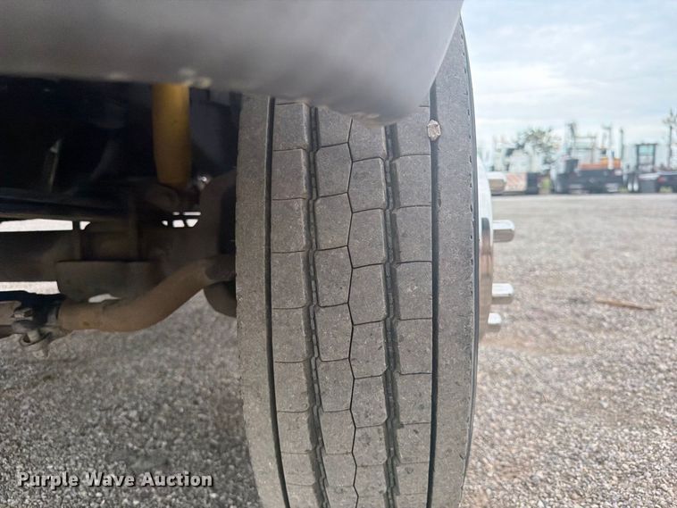 image for item FW3511 1999 Ford F-550 Super Duty truck cab and chassis