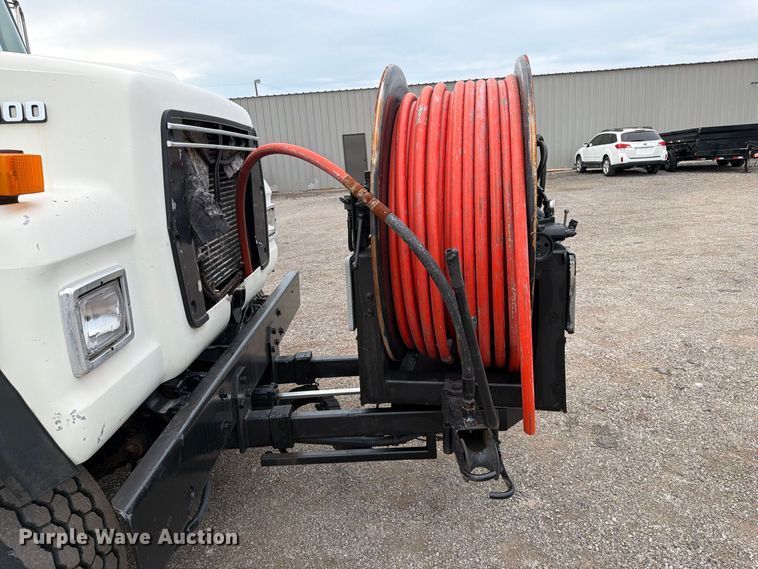 image for item FW3514 1996 Ford L8000 box truck