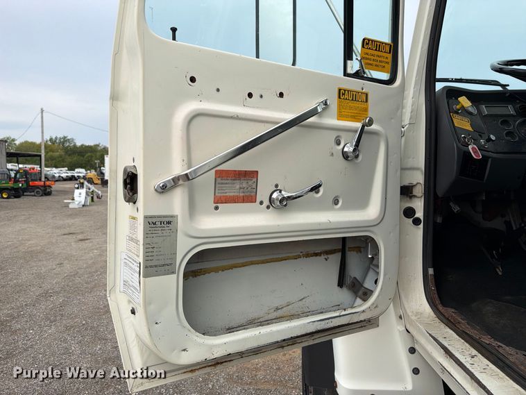 image for item FW3514 1996 Ford L8000 box truck
